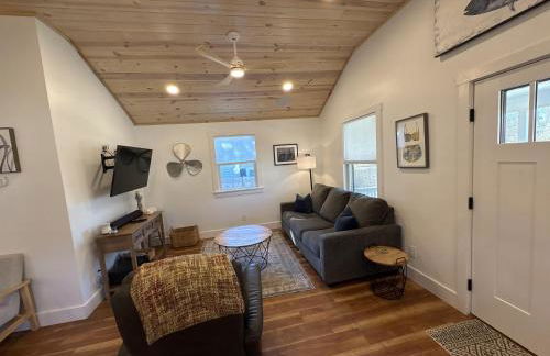 Coastal home with private separate guest house, gas grill and close to local beach - Foto 15