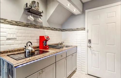 Private Studio Suite with Separate Entrance & Backyard, Quiet Brooklyn Stay - Photo 16