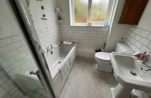 Rhianfa 4 bedroom house minutes walk from the beach - Photo 39