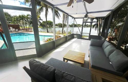 Inactive 193 Modern, 4B&3B with Pool and Lake - Foto 13