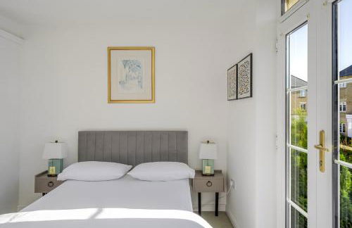 Luxurious 3 Bed House with Free Parking, Sky TV, Movies & Netflix - Foto 20