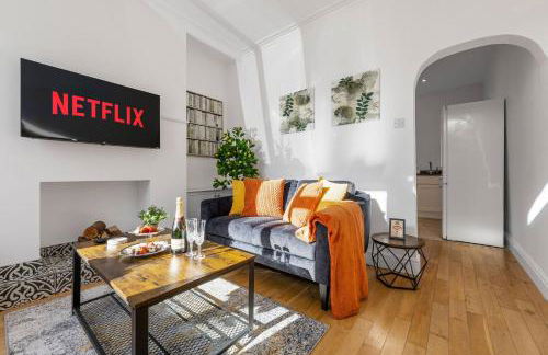 Metrolink Steps Away • Fast City & Airport Links - Foto 1