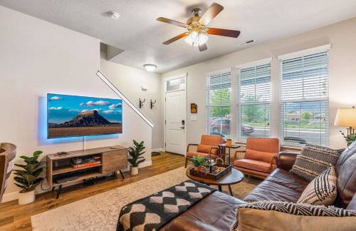 Spacious 2-Story, Pet&Fam Friendly, WFH, Gym&Pool - Foto 1