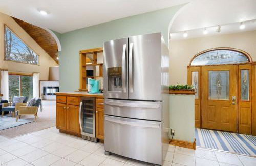 Peaceful Forested 5 Bdrm Near Lake sleeps up to 16 - Photo 29