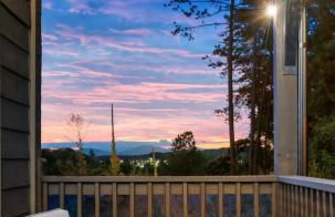 Family or couple retreat next to Downtown, Dollywood & Smoky Mountains! - Foto 1