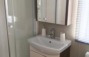 Logi-Bear Lodge with Hot Tub - Photo 4