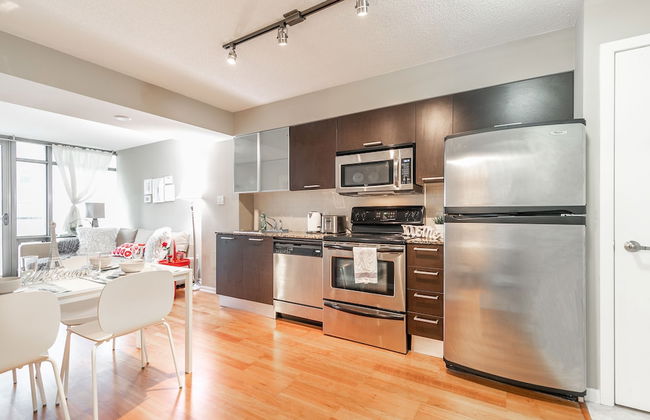 Stylish Suite in Downtown Toronto - Photo 16