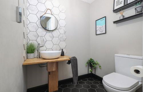 Extravagant 6 Bed Victorian Townhouse with Hot Tub - Photo 38