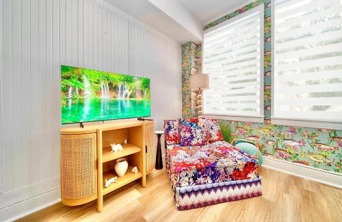 King Bed Mermaid suite - heart of Palm Beach, free parking included - Photo 4