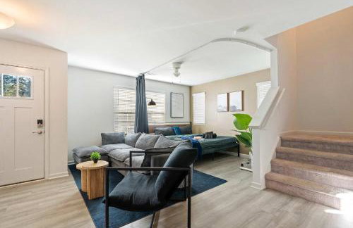 4BR Townhouse King Bed 2-Story Near NC State - Foto 37