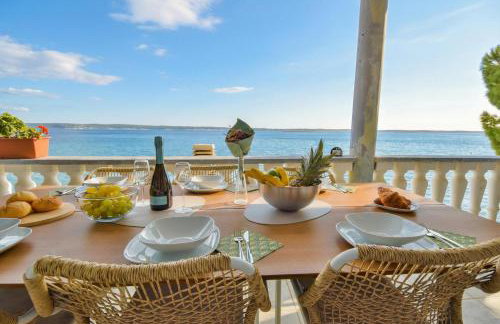 Holiday Home Seafront Escape - Happy Rentals - Photo 36