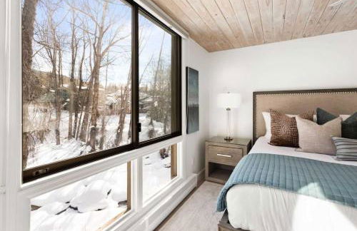 Renovated Riverfront 3 BR, 2 BA with Pool - Walk to Town! - Foto 10