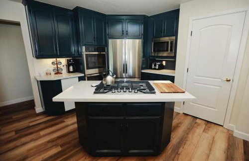 Riverfront Beauty with Pickle Ball Court - Foto 23