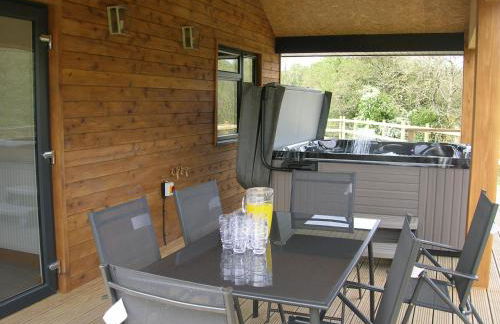 Woodland Lodge Hot Tub Sleeps 6 - Photo 2