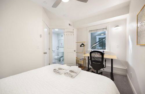 Rare 3BR Modern Urban Escape Private Garage - Foto 9