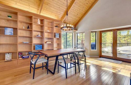 Private Ski, Lake & Golf Chalet! Walk to Lake - Foto 5