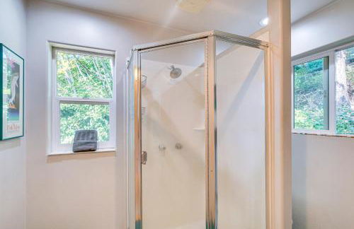 Gig Harbor Home Large Deck, Outdoor Dining Area - Foto 20