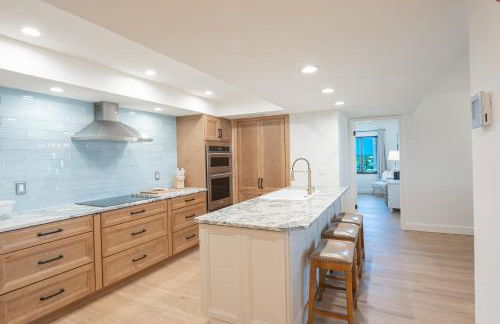 Luxury direct oceanfront corner with a large private balcony, heated pool and garage - Photo 41