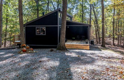 Modern Forest Cabin with Hot Tub, Screened Porch & Resort Access Near Hedgesville, WV - Foto 29