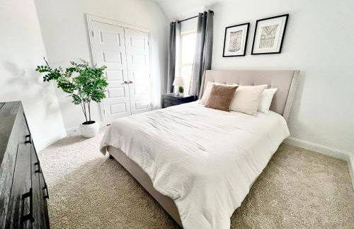 Luxe Living 4-bedroom with fireplace & game room - Photo 13