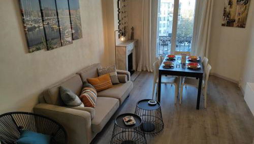 Pretty and quiet top floor 2 bedroom flat in the port area of Nice - Photo 2