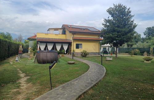 Charme rustico con ampio giardino e piscina con due camere - Foto 1