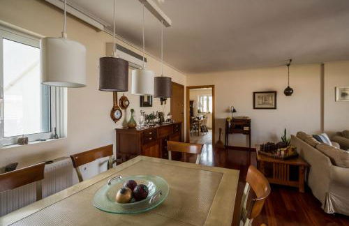 Family getaway, spacious and luxurious, sea view, terrace, 5 minutes from Voula beach, 30min from Athens center - Foto 4