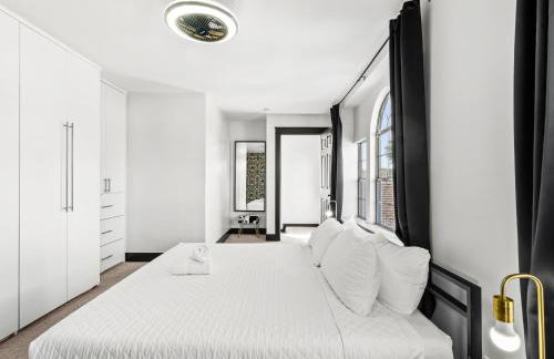 Stunning Carrollton Castle with 4 Bedrooms + Pool + Media Room - Foto 29