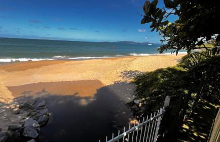 Casa em Itapema pé na areia, de frente ao mar - Foto 4