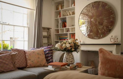 Primrose Cottage - Two Bed Cottage with Private Courtyard & Nearby Parking - Foto 25