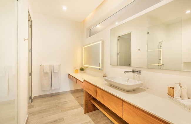 Spacious Villa w Pool Garden Views - Photo 19