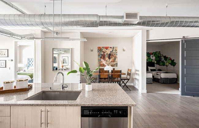 Bright & Breezy | RiNo Art Lofts - Foto 6