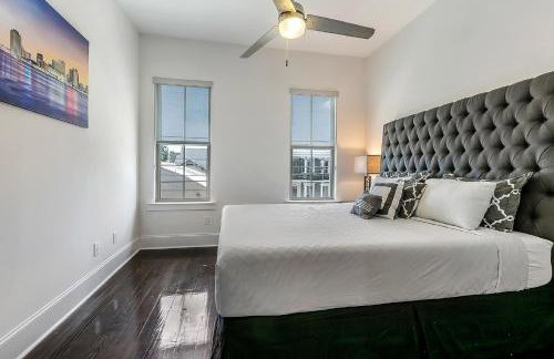 Spacious Loft-Style 3BR Townhouse by Hosteeva - Photo 24
