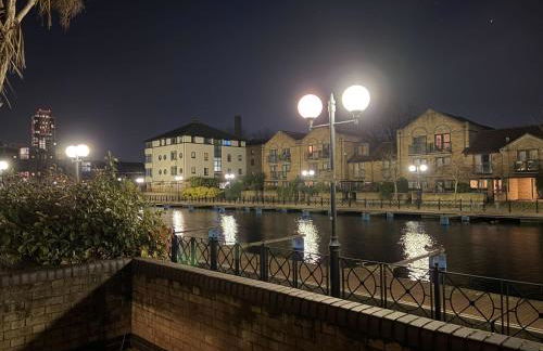 Stylish 1-Bed Riverside Views Near DLR Canary Wharf - Foto 15