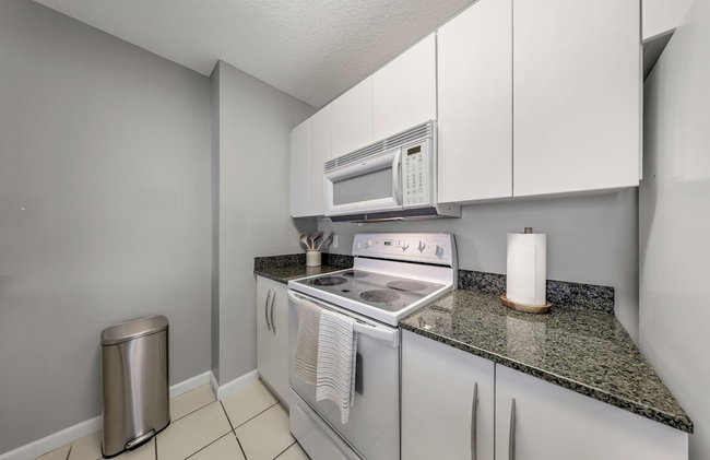 Luxurious 3BR Condo with Pool in Brickell - Photo 106