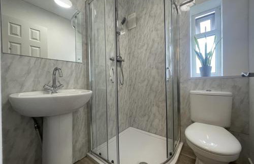 Entire home in Leeds, Free WiFi, 3 Car Parking - Foto 6