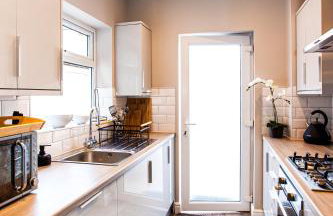 Contractor house, sleeps 7, close to restaurant's & bars, long stays available, Oveyo Accommodation - Foto 6