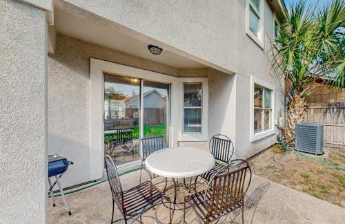 Cozy Spacious Home with Private Backyard and Patio, near shopping - Foto 22