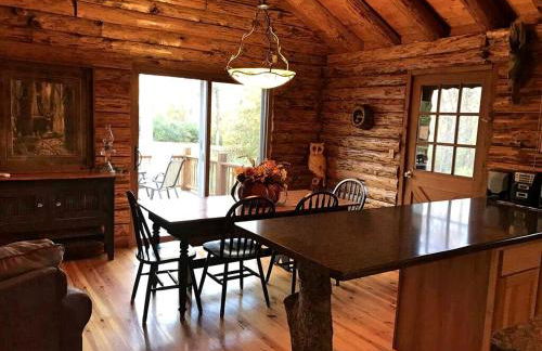 Charming Log Cabin Getaway with Private Hot Tub near Decatur, Illinois - Foto 10