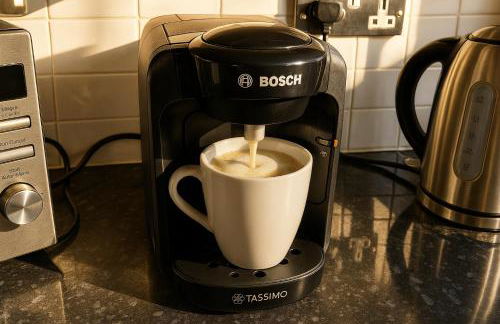 Central Apt With Balcony - Walk to Bars & Stations - Foto 12