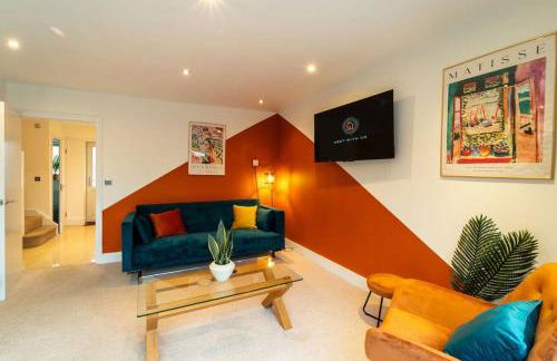 Perfect Getaway 3 Bedroom Home with Fast WiFi & Parking - Photo 1