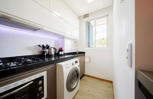 Aconchego e privacidade para sua família com 2 quartos, sala e cozinha integrados e sacada com churrasqueira - Foto 14