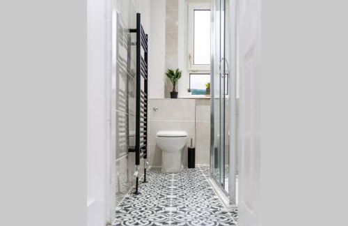 Cheerful 2 Bedroom Homely Apartment, Sleeps 4 Guest Comfy, 1x Double Bed, 2x Single Beds, Free Parking, Free WiFi, Suitable For Business, Leisure Guest, Contractors, QE Hospital, Glasgow, Near Airport & City Centre, Perfect For Common Wealth Games 2026 - Foto 32