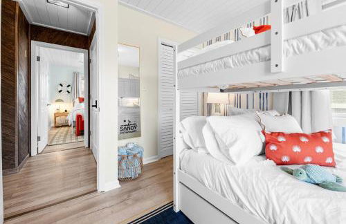 Oceanside Cottage -3BDR 2BA-Walk to Beach! - Foto 14