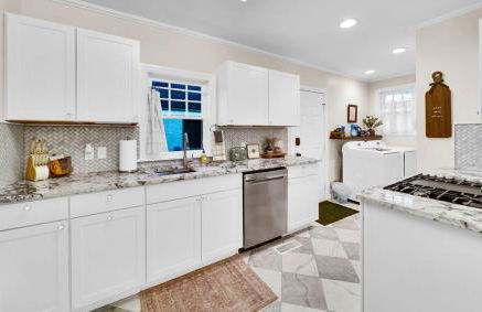 Romantic escape, hot tub, fireplace, massage room! - Foto 12