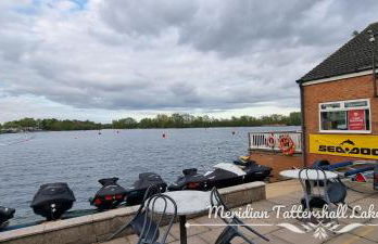 Elite Retreats 4U Lakeside Hot Tub Log Cabin with the fishing peg at Tattershall Lakes Park - Foto 62