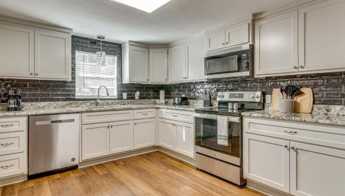 Lakefront Home with Yard and Deck in North Little Rock - Foto 5