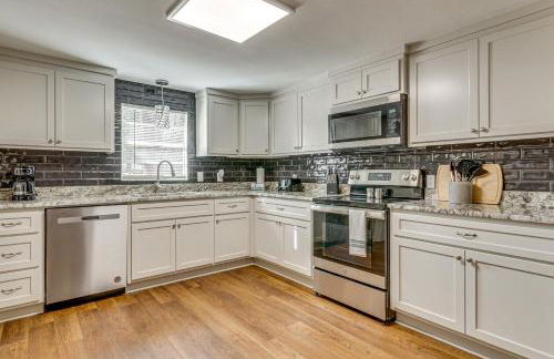 Lakefront Home with Yard and Deck in North Little Rock - Foto 5