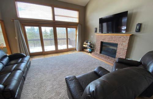 Secluded 4 bedroom with hot tub minutes from campus - Foto 16