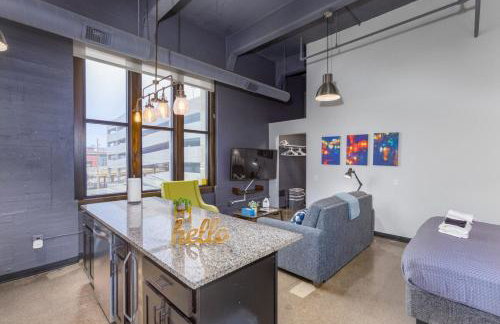 Steps 2 Everything! - KING Bed - Amazing Roof and Gym - Foto 23